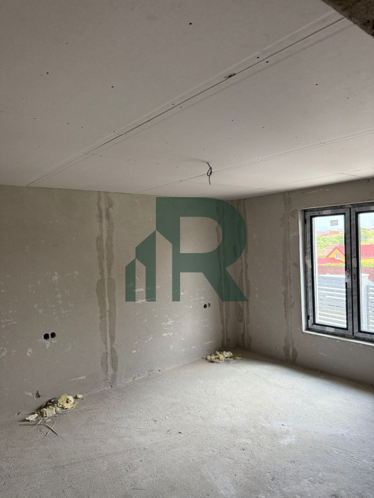 Casa individuala cu 4 camere 2 bai si terasa in Sura Mica