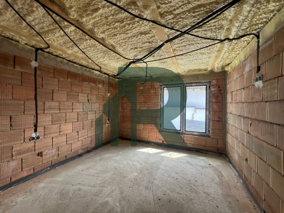 Casa individuala cu 4 camere 2 bai si terasa in Sura Mica