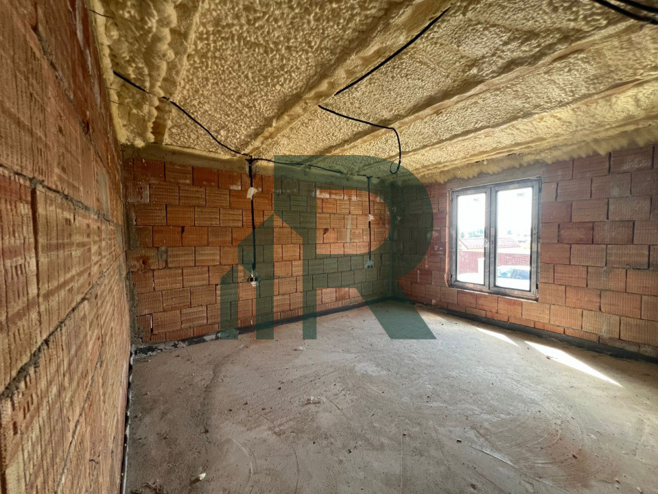 Casa individuala cu 4 camere 2 bai si terasa in Sura Mica