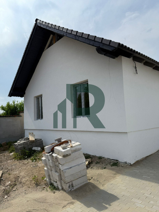 Casa individuala cu 4 camere 2 bai si terasa in Sura Mica