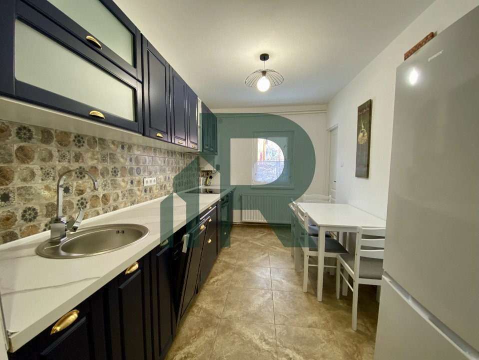 Apartament renovat cu 3 camere si 2 bai in Cartierul Strand