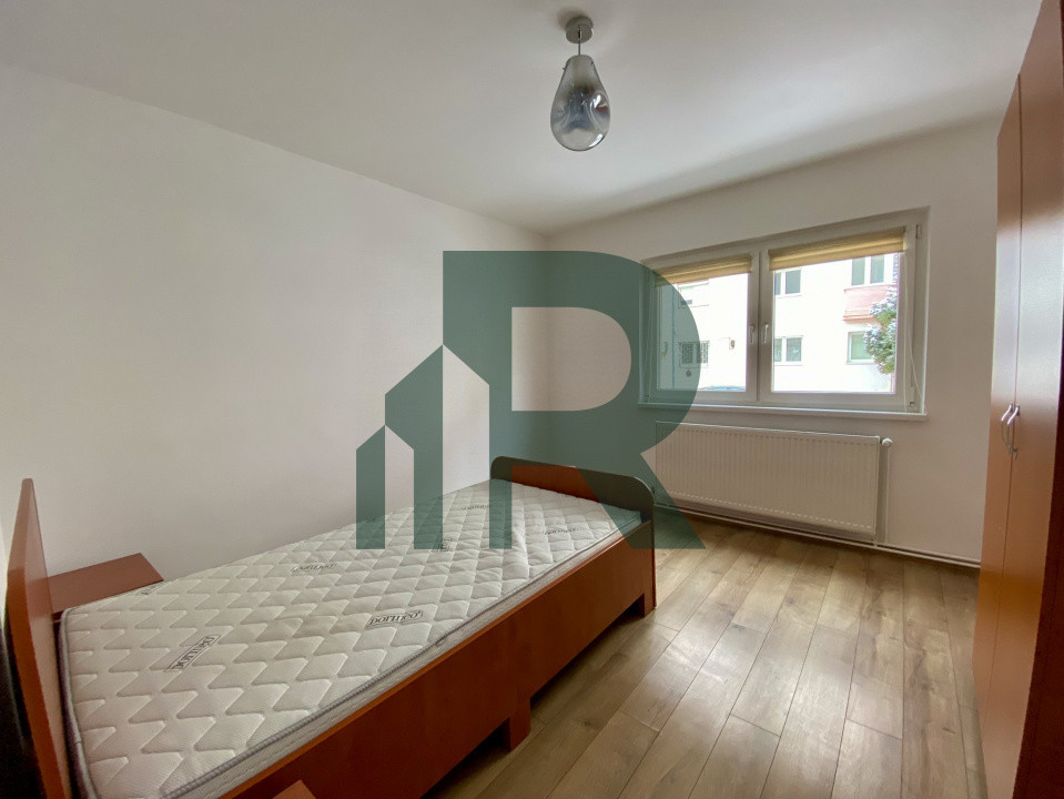 Apartament renovat cu 3 camere si 2 bai in Cartierul Strand