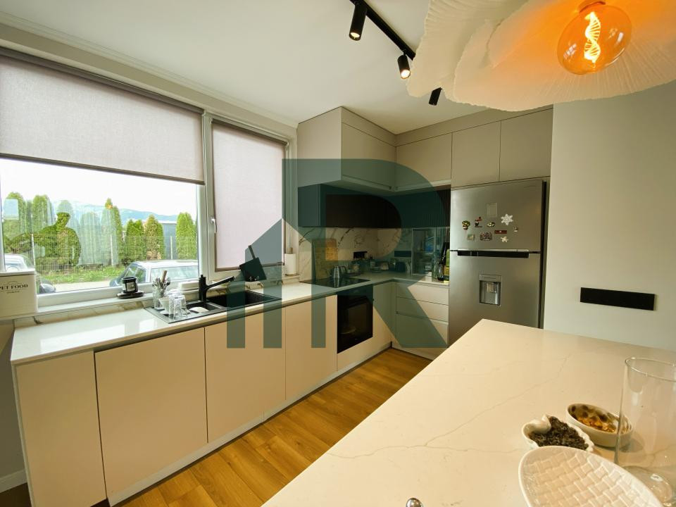 Duplex cu 4 camere 2 bai si curte libera 200 mp in Cisnadie