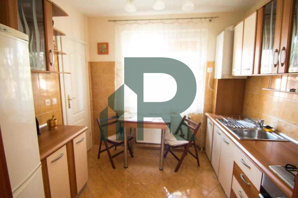 Apartament cu 3 camere, balcon si pivnita in Vasile Aaron