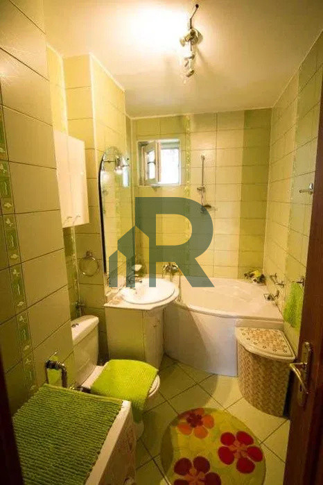 Apartament cu 3 camere, balcon si pivnita in Vasile Aaron