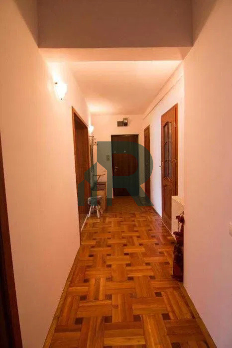 Apartament cu 3 camere, balcon si pivnita in Vasile Aaron